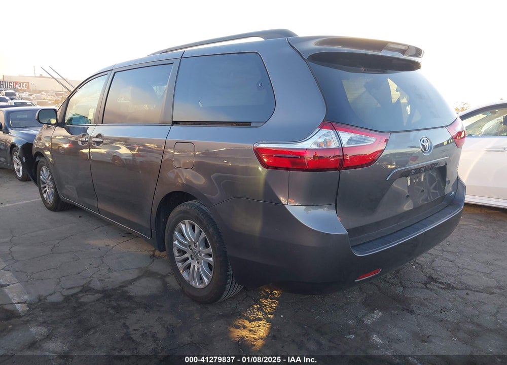 2017 TOYOTA SIENNA XLE 8 PASSENGER VIN: 5TDYZ3DC4HS870017