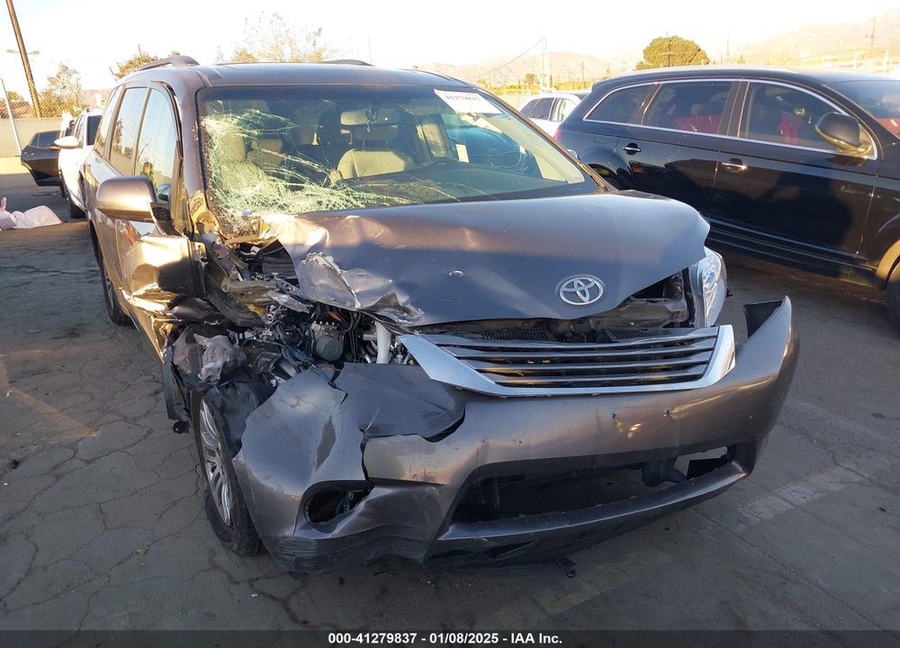 2017 TOYOTA SIENNA XLE 8 PASSENGER VIN: 5TDYZ3DC4HS870017