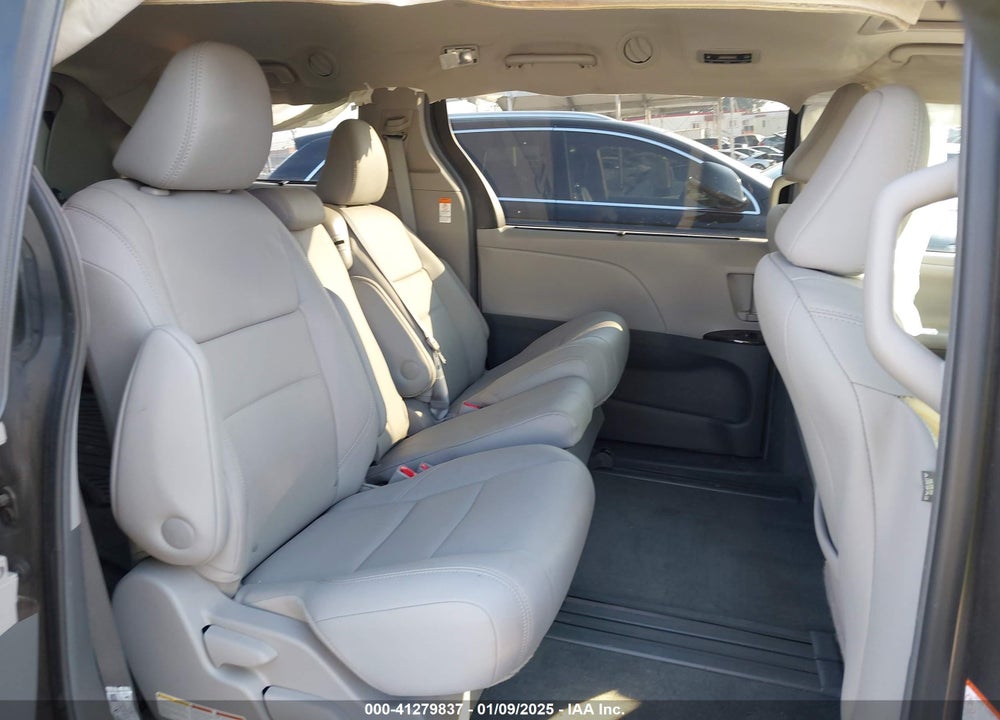 2017 TOYOTA SIENNA XLE 8 PASSENGER VIN: 5TDYZ3DC4HS870017