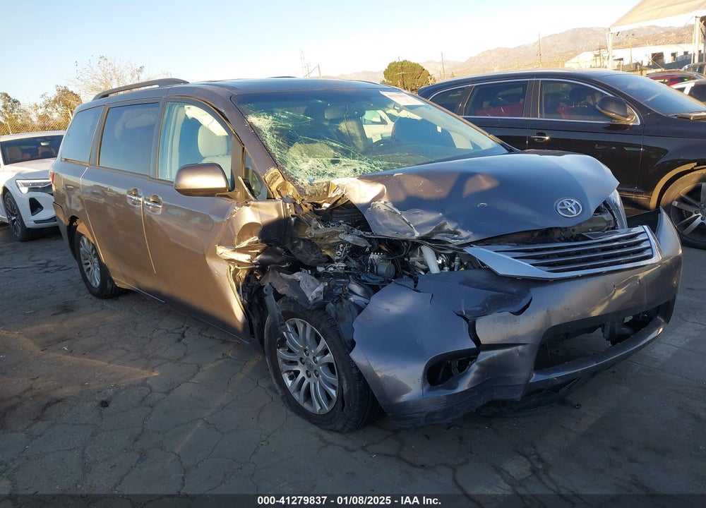 2017 TOYOTA SIENNA XLE 8 PASSENGER VIN: 5TDYZ3DC4HS870017