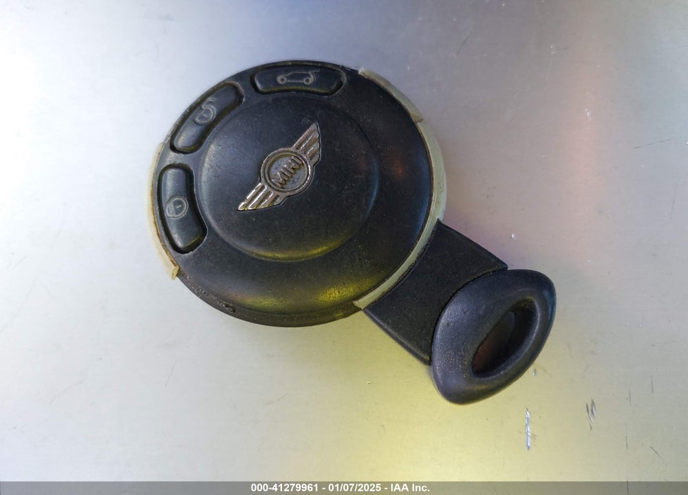 2009 MINI COOPER VIN: WMWMR33579TU95953