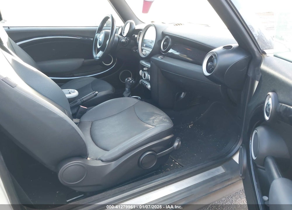 2009 MINI COOPER VIN: WMWMR33579TU95953