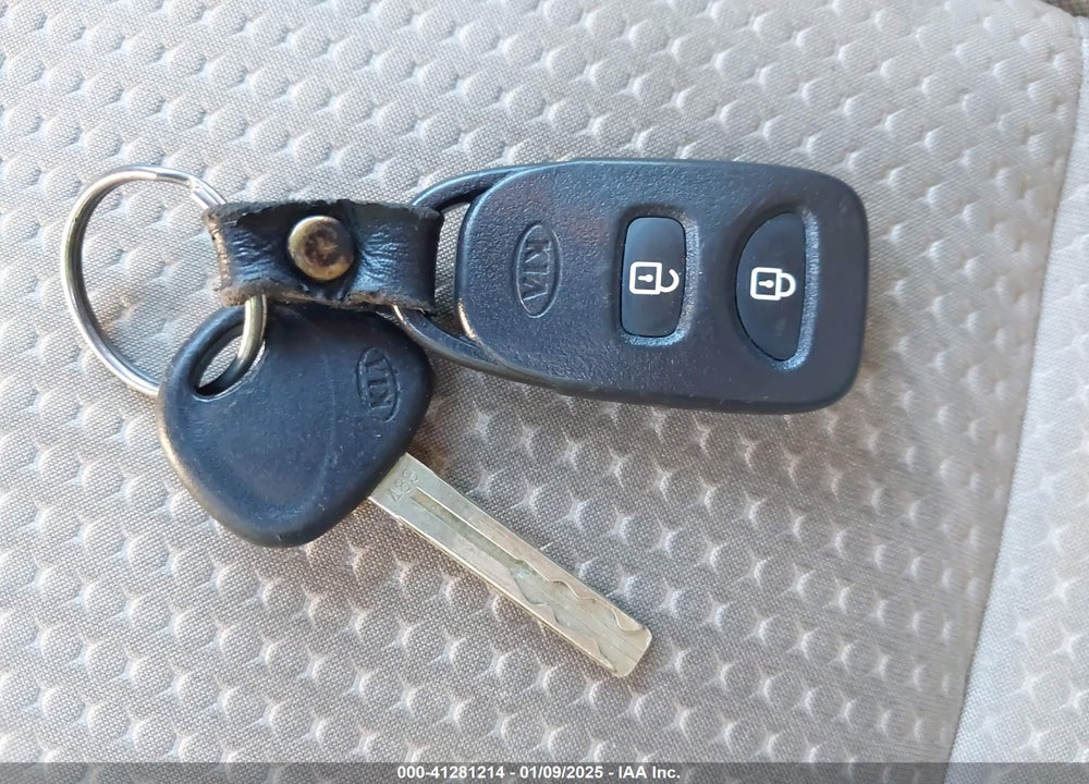 2011 KIA SORENTO LX VIN: 5XYKT4A18BG015146