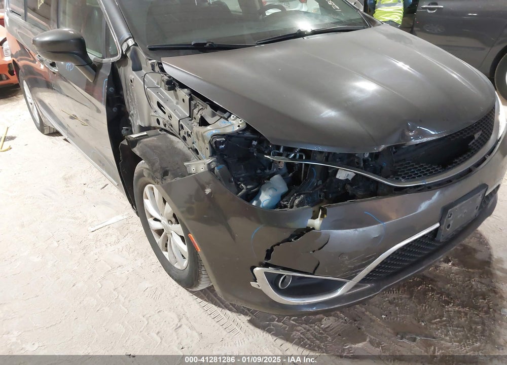 2018 CHRYSLER PACIFICA TOURING L VIN: 2C4RC1BG2JR214400
