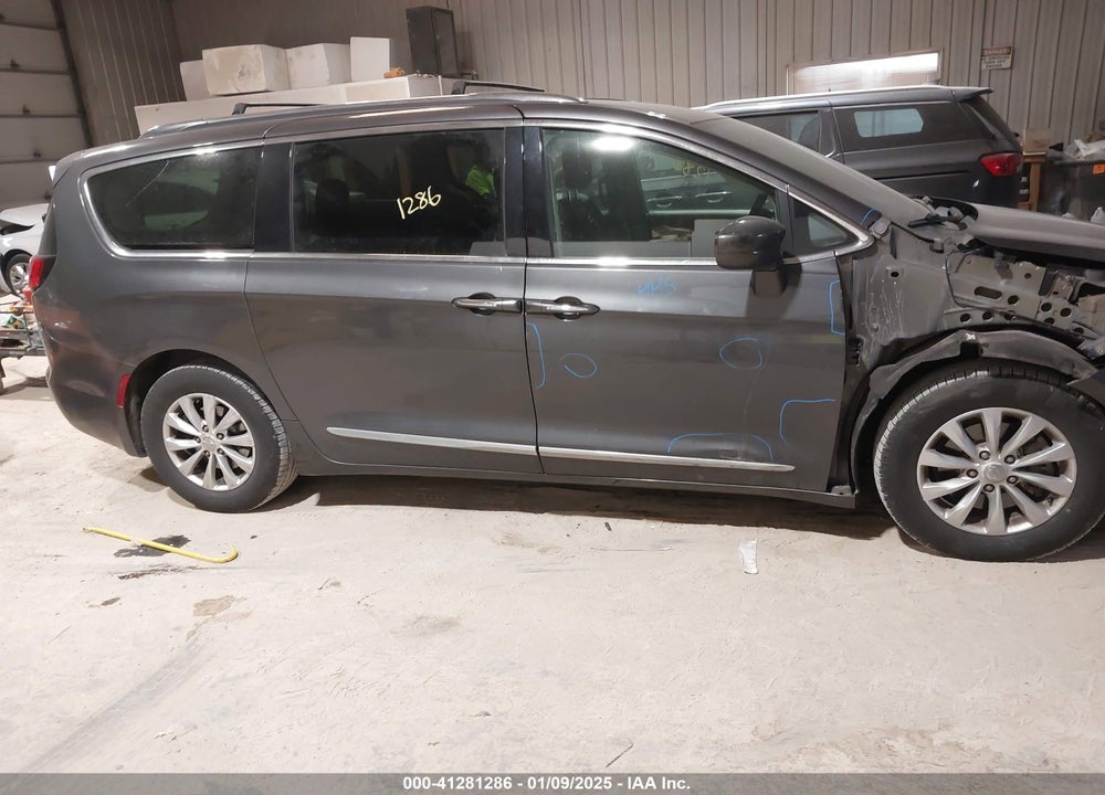2018 CHRYSLER PACIFICA TOURING L VIN: 2C4RC1BG2JR214400