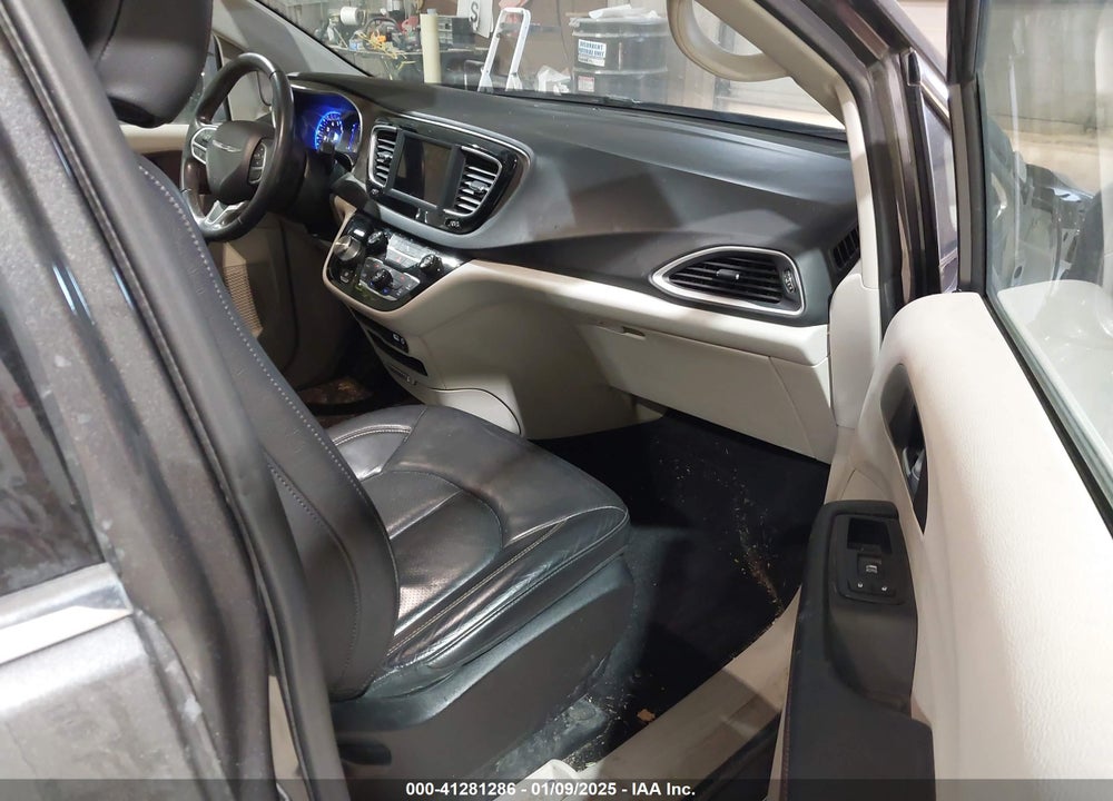 2018 CHRYSLER PACIFICA TOURING L VIN: 2C4RC1BG2JR214400