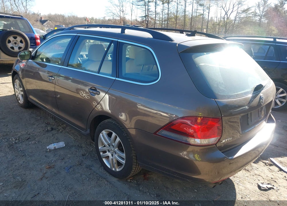2011 VOLKSWAGEN JETTA SPORTWAGEN 2.0L TDI VIN: 3VWML7AJ6BM671176