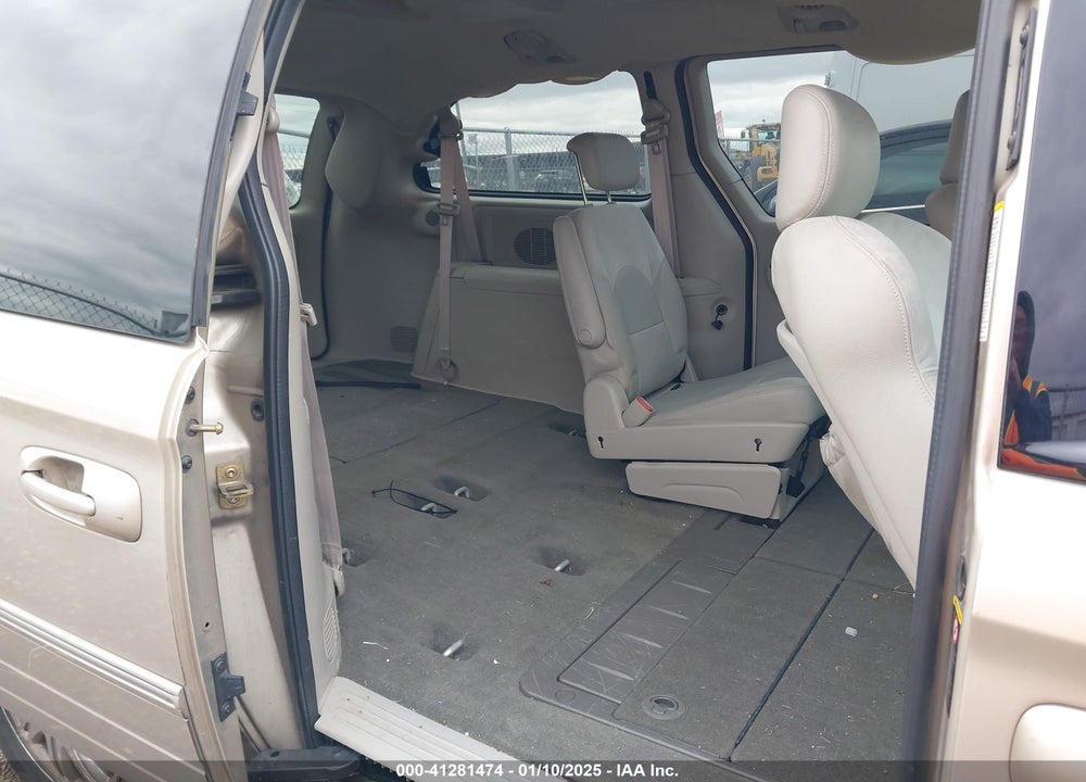 2005 CHRYSLER TOWN & COUNTRY LIMITED VIN: 2C8GP64L15R126574