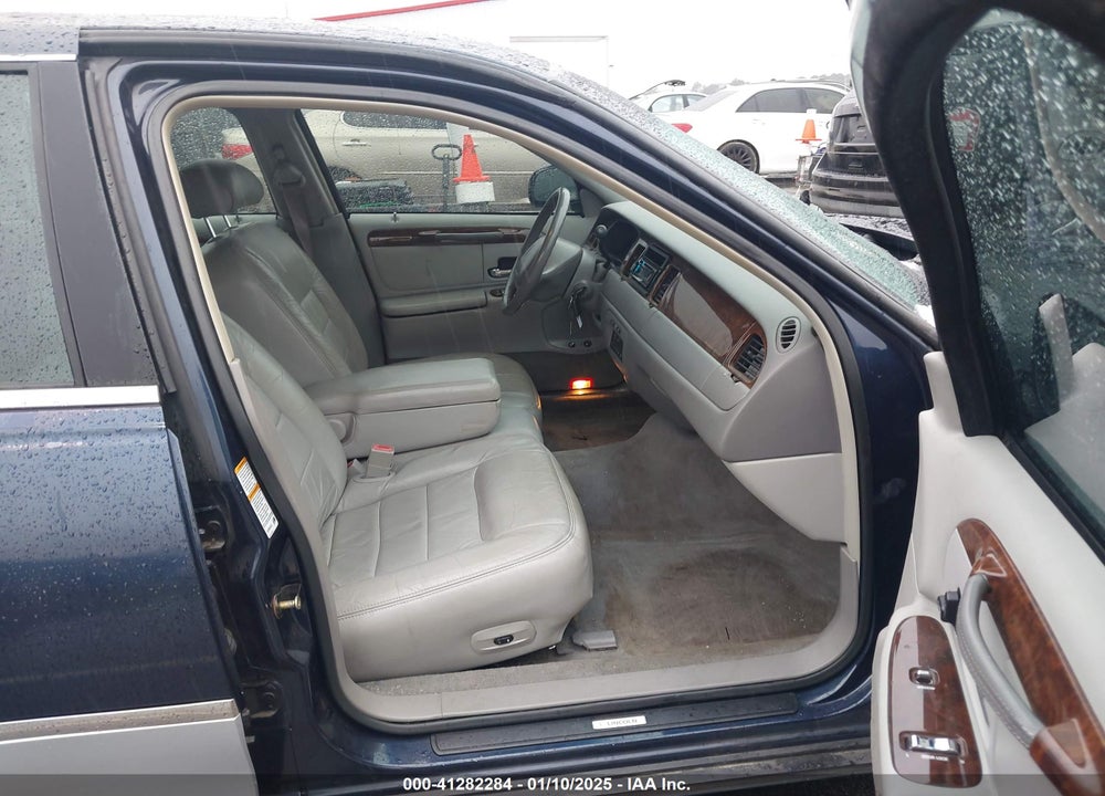 2001 LINCOLN TOWN CAR EXECUTIVE VIN: 1LNHM81W41Y632443