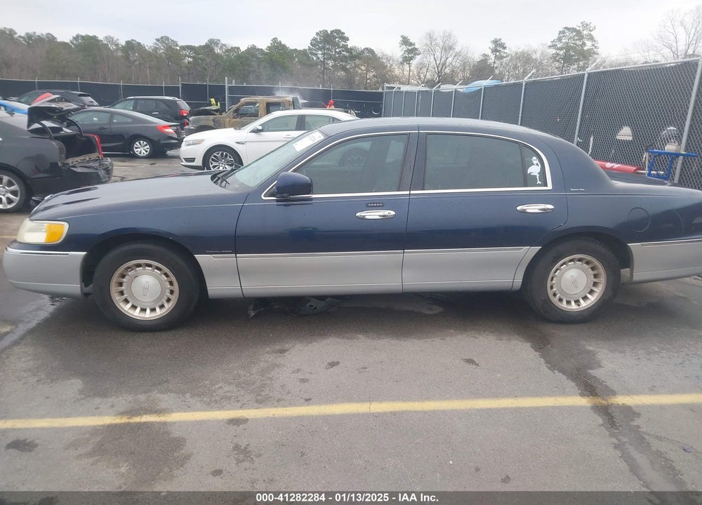 2001 LINCOLN TOWN CAR EXECUTIVE VIN: 1LNHM81W41Y632443