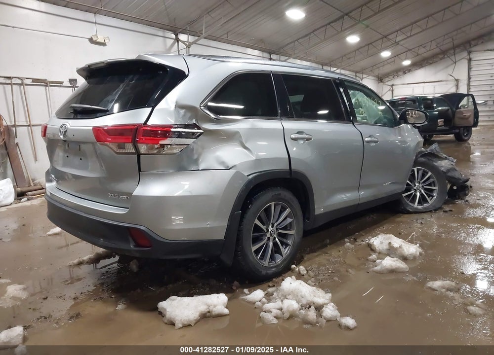 2019 TOYOTA HIGHLANDER XLE VIN: 5TDJZRFH1KS606502