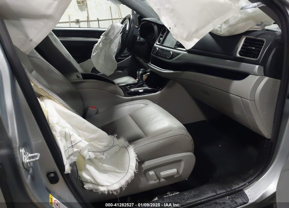 2019 TOYOTA HIGHLANDER XLE VIN: 5TDJZRFH1KS606502