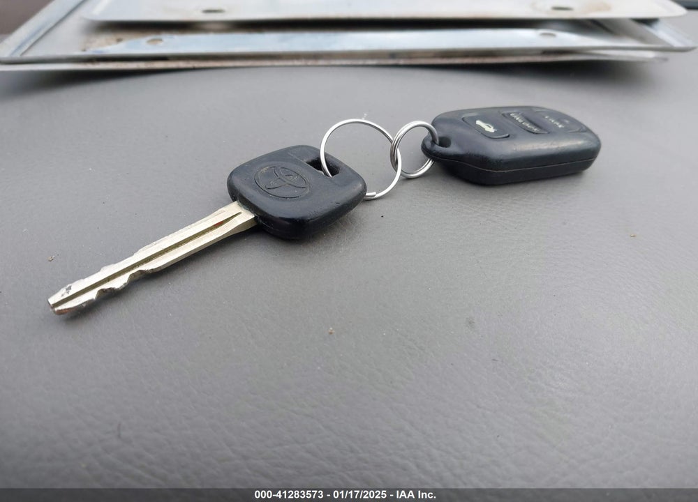 2002 TOYOTA CAMRY LE VIN: 4T1BE32K92U569897