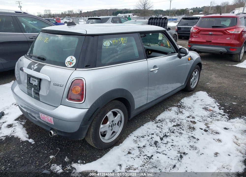 2008 MINI COOPER VIN: WMWMF33528TT59530