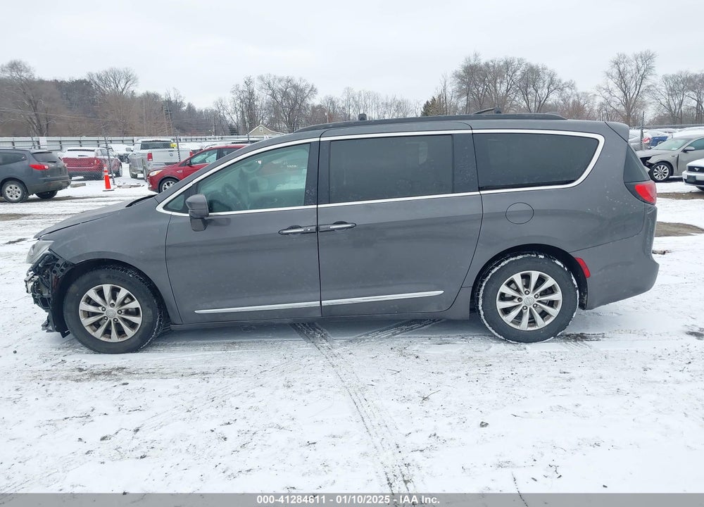 2017 CHRYSLER PACIFICA TOURING L VIN: 2C4RC1BG8HR516445