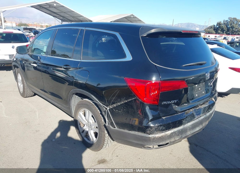 2018 HONDA PILOT LX VIN: 5FNYF5H18JB004294