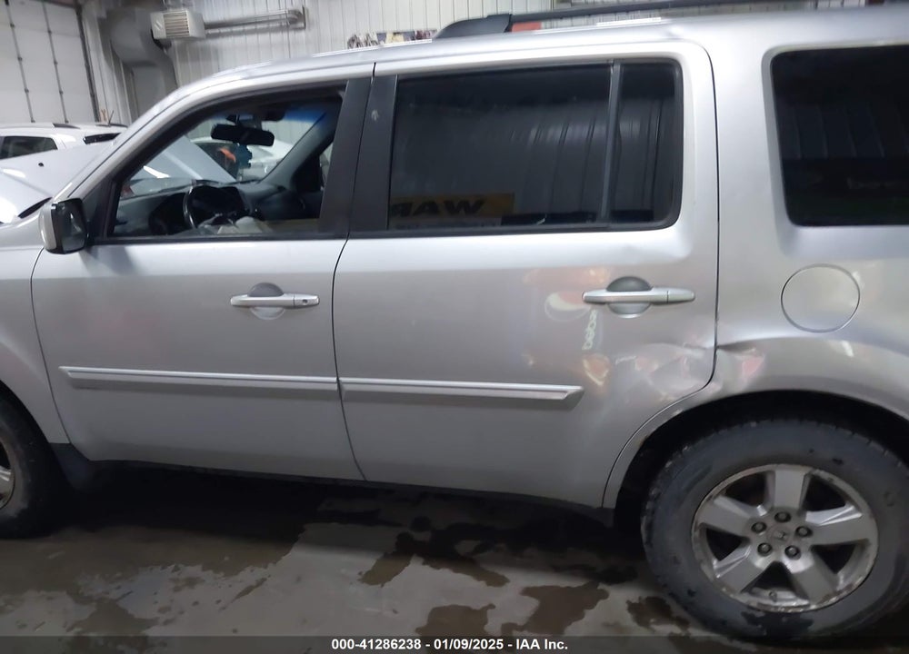 2011 HONDA PILOT EX-L VIN: 5FNYF4H50BB059496