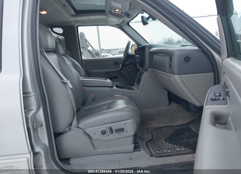 2005 CHEVROLET TAHOE LT VIN: 1GNEK13T55J211120
