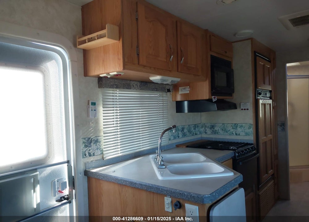 2006 HOLIDAY RAMBLER SAVOY VIN: 1KB1B1J296E165874