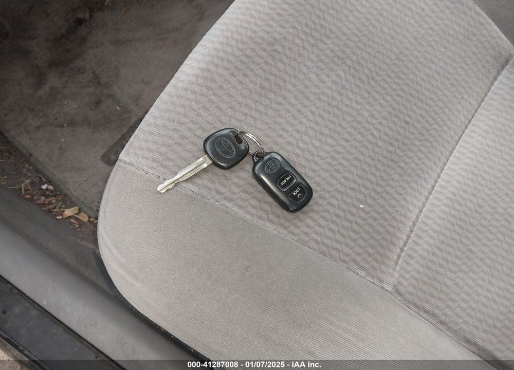 2005 TOYOTA COROLLA LE VIN: 1NXBR32E65Z488553