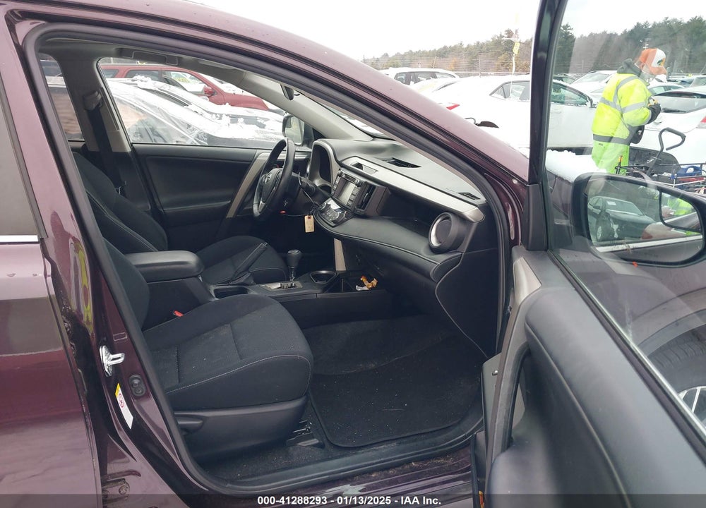 2018 TOYOTA RAV4 XLE VIN: 2T3RFREV5JW704884