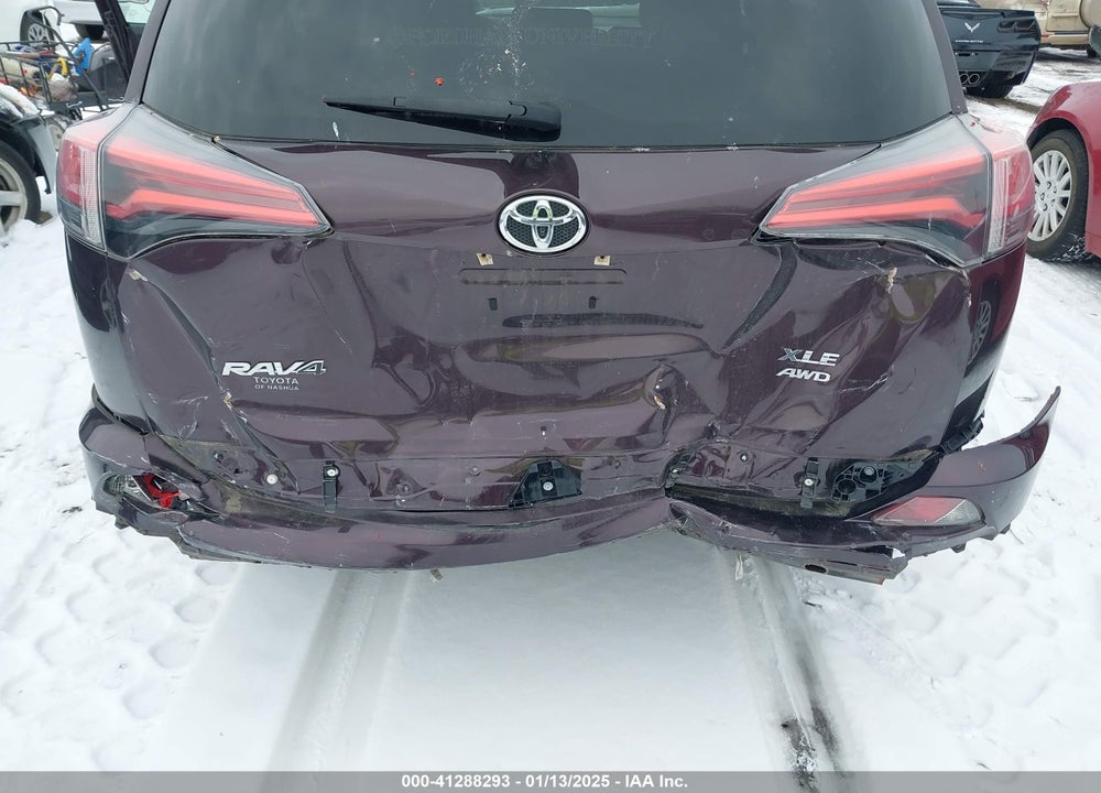 2018 TOYOTA RAV4 XLE VIN: 2T3RFREV5JW704884