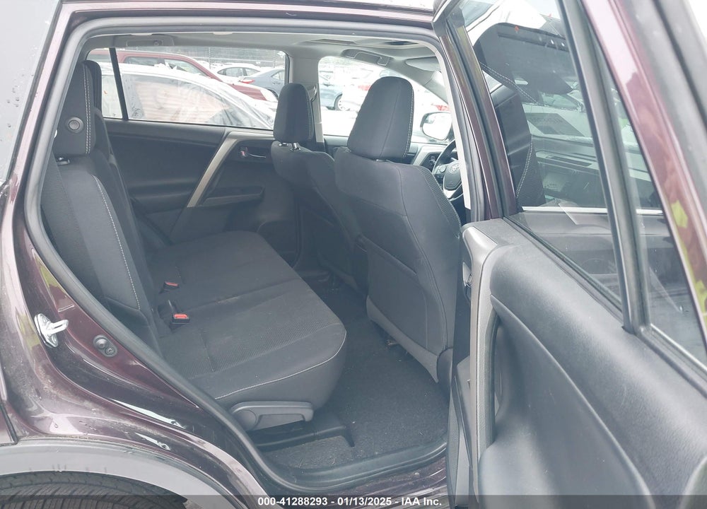 2018 TOYOTA RAV4 XLE VIN: 2T3RFREV5JW704884