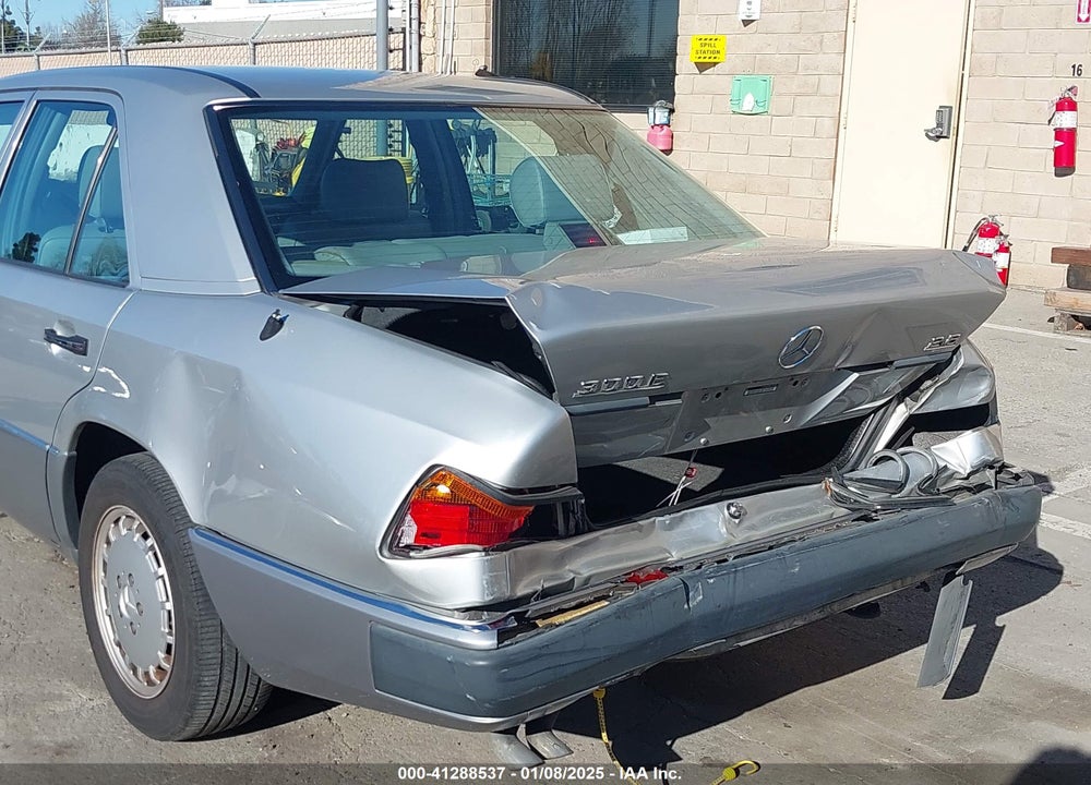 1993 MERCEDES-BENZ 300 E 2.8 VIN: WDBEA28E4PC004087