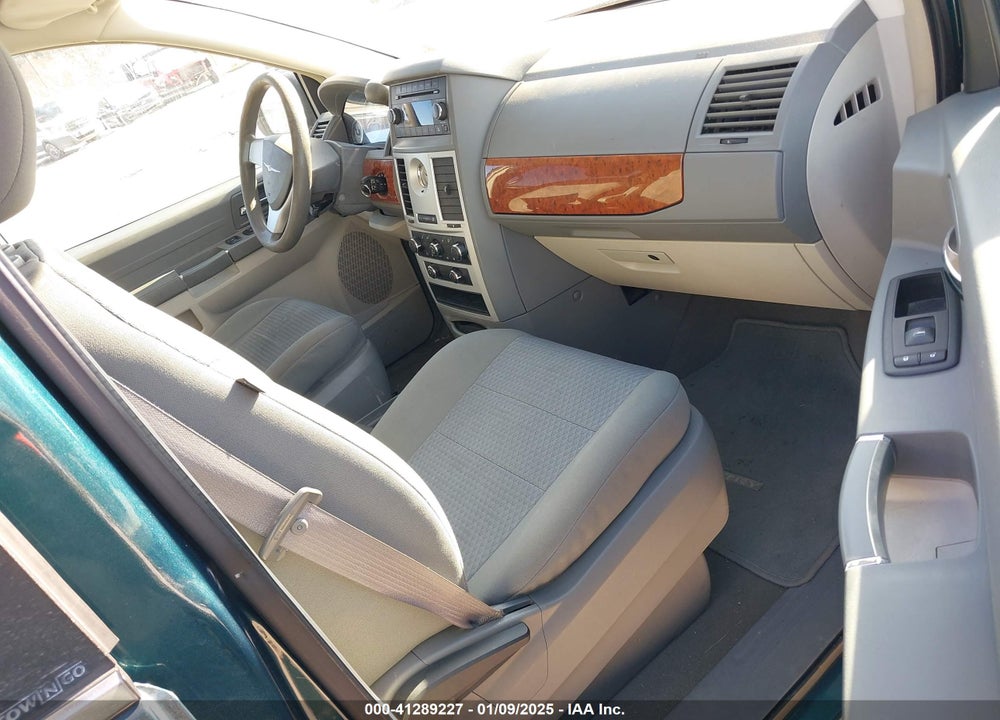 2009 CHRYSLER TOWN & COUNTRY LX VIN: 2A8HR44E29R570082
