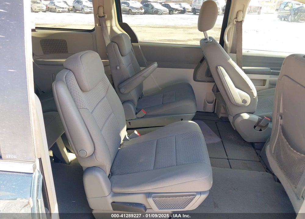 2009 CHRYSLER TOWN & COUNTRY LX VIN: 2A8HR44E29R570082