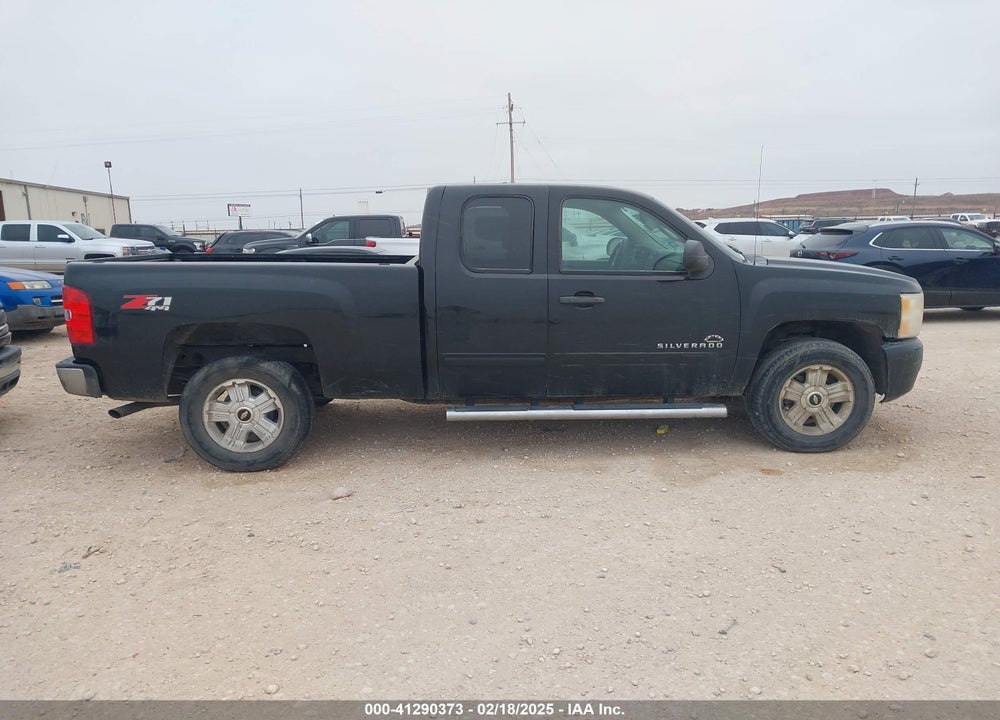 2011 CHEVROLET SILVERADO 1500 LT VIN: 1GCRKSE3XBZ443559