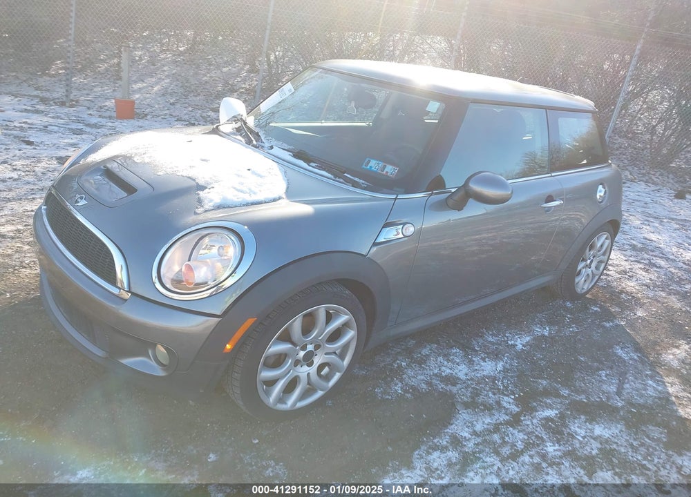 2008 MINI COOPER S VIN: WMWMF73588TT91082