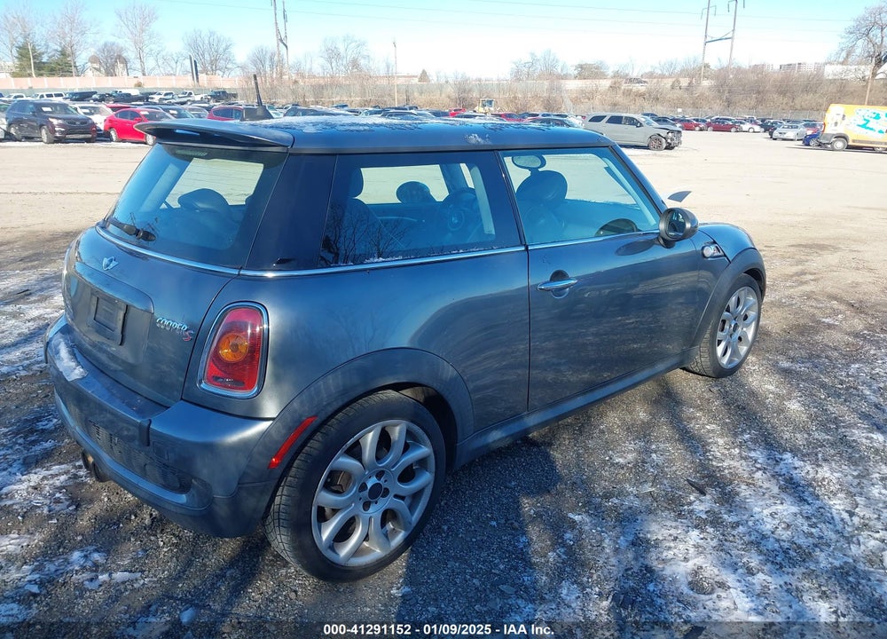 2008 MINI COOPER S VIN: WMWMF73588TT91082