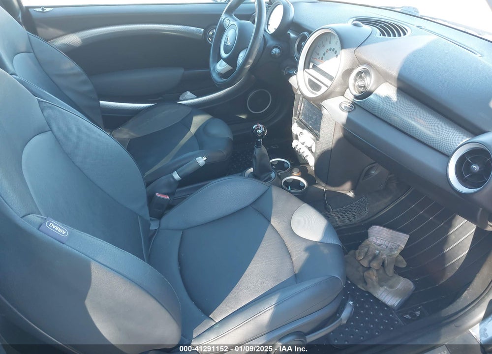 2008 MINI COOPER S VIN: WMWMF73588TT91082
