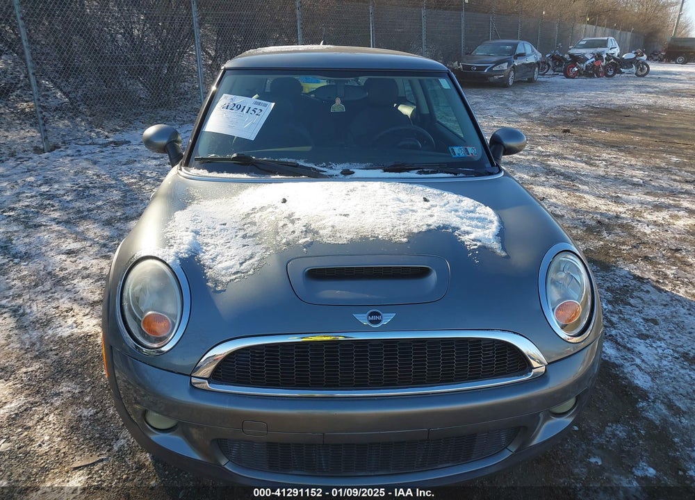 2008 MINI COOPER S VIN: WMWMF73588TT91082
