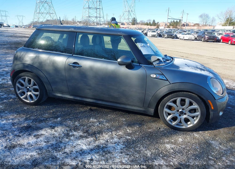 2008 MINI COOPER S VIN: WMWMF73588TT91082