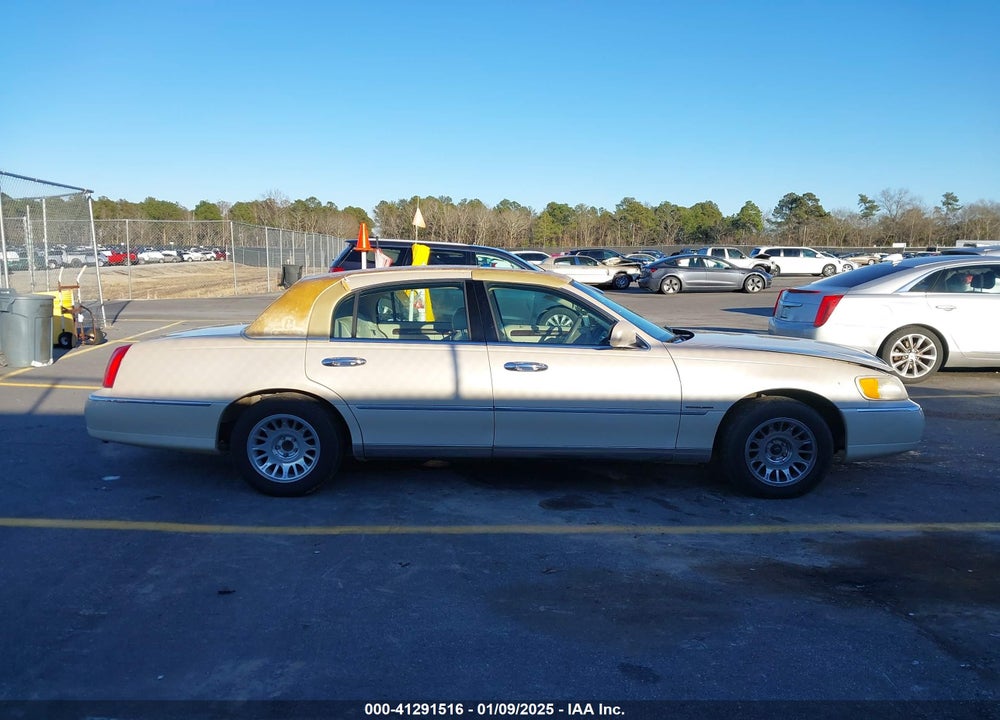 2001 LINCOLN TOWN CAR VIN: 1LNHM83W21Y621003