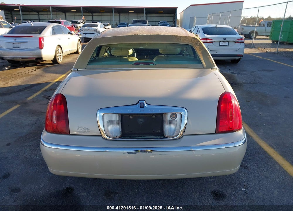 2001 LINCOLN TOWN CAR VIN: 1LNHM83W21Y621003