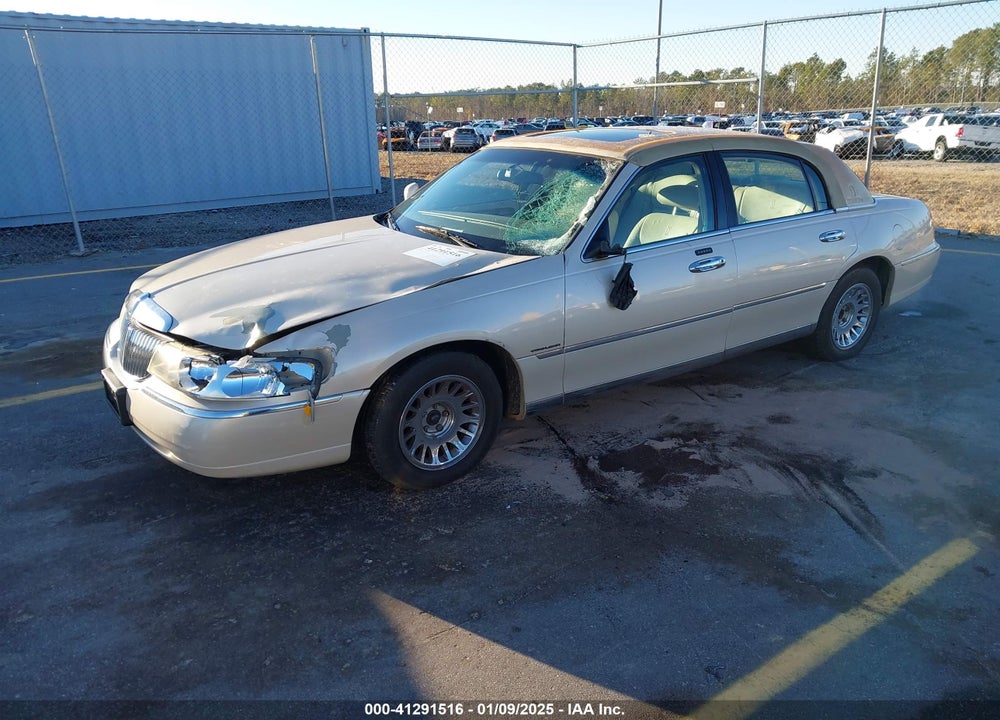 2001 LINCOLN TOWN CAR VIN: 1LNHM83W21Y621003