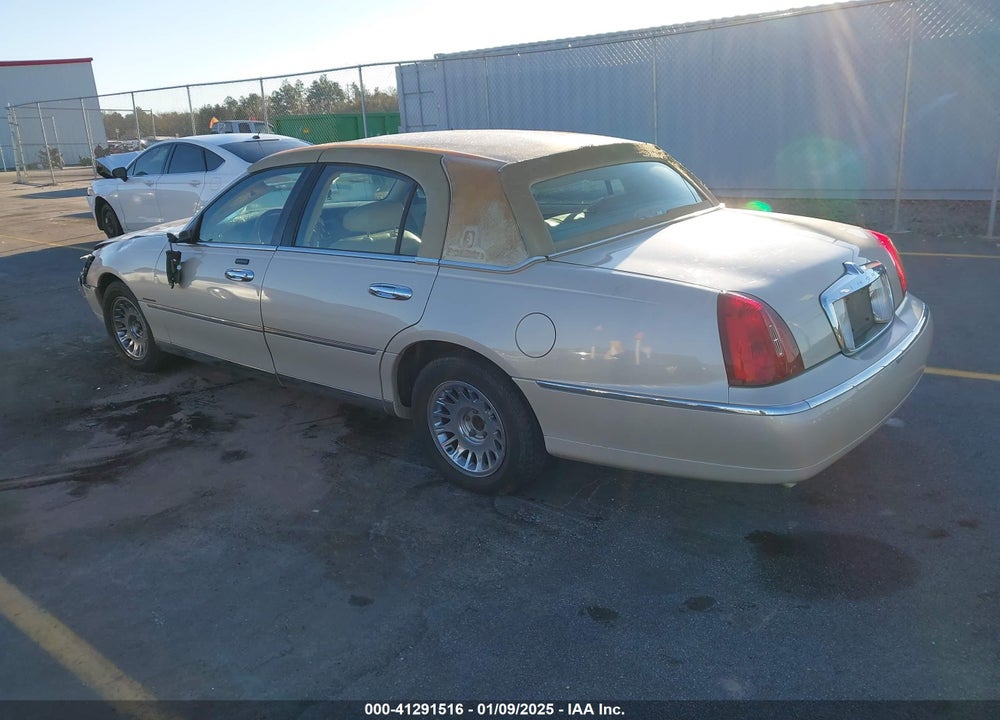 2001 LINCOLN TOWN CAR VIN: 1LNHM83W21Y621003