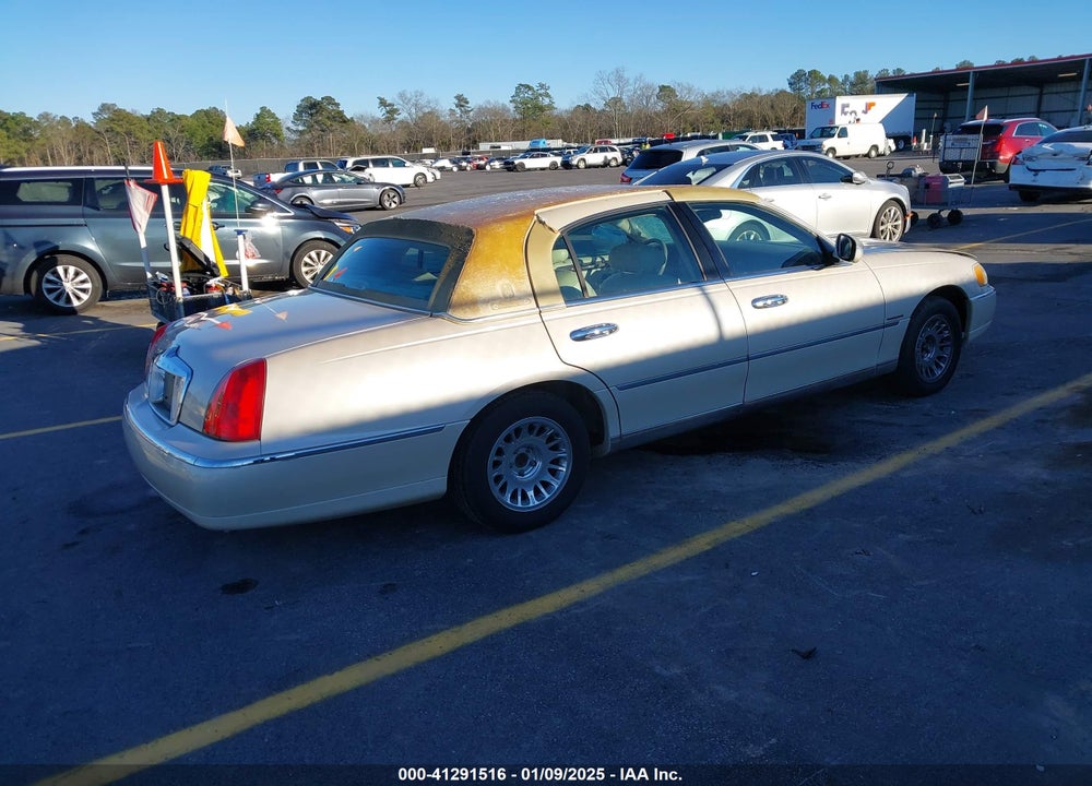 2001 LINCOLN TOWN CAR VIN: 1LNHM83W21Y621003