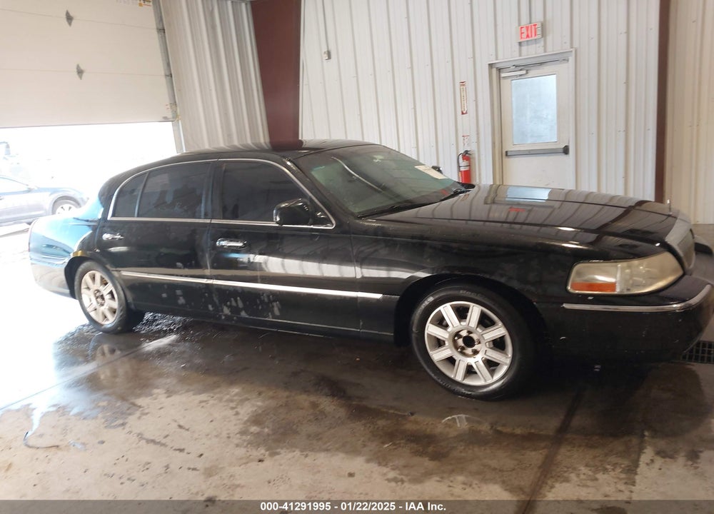 2011 LINCOLN TOWN CAR VIN: 2LNBL8EV0BX762795
