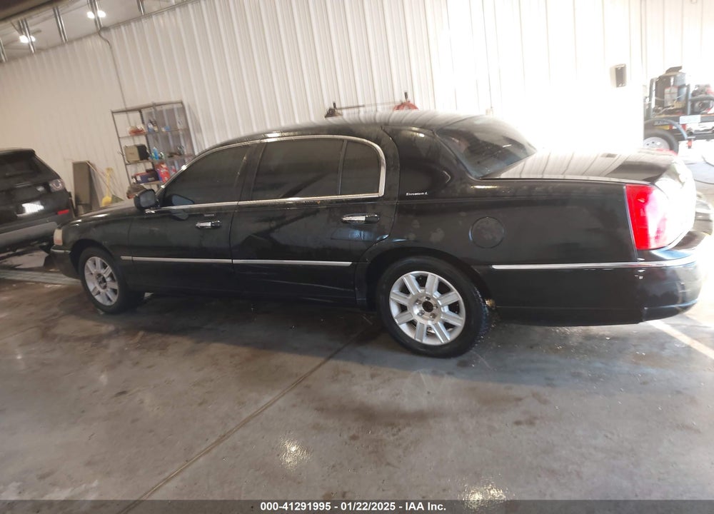 2011 LINCOLN TOWN CAR VIN: 2LNBL8EV0BX762795