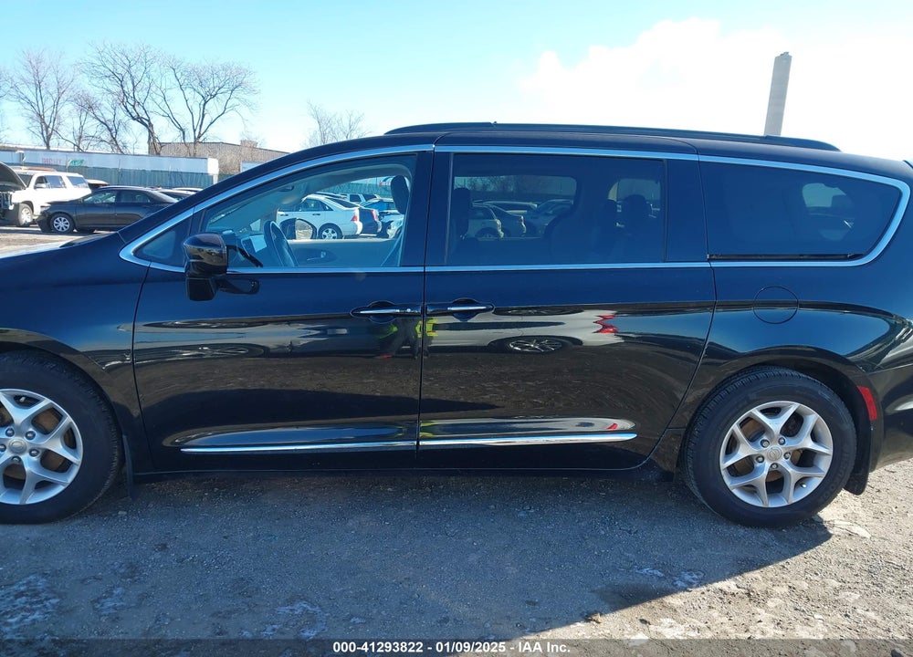 2017 CHRYSLER PACIFICA TOURING L VIN: 2C4RC1BG1HR541607