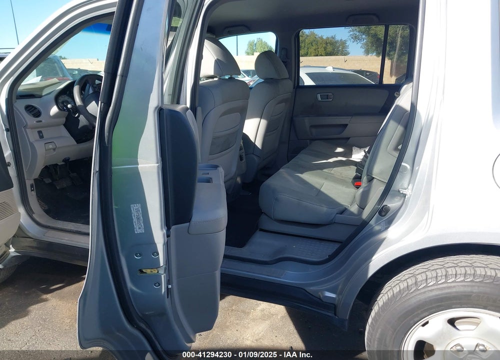 2011 HONDA PILOT LX VIN: 5FNYF3H28BB025144