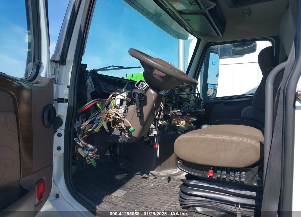 2015 VOLVO VN VNL VIN: 4V4NC9EH1FN908120
