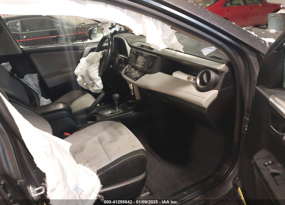 2018 TOYOTA RAV4 XLE VIN: 2T3RFREVXJW705500