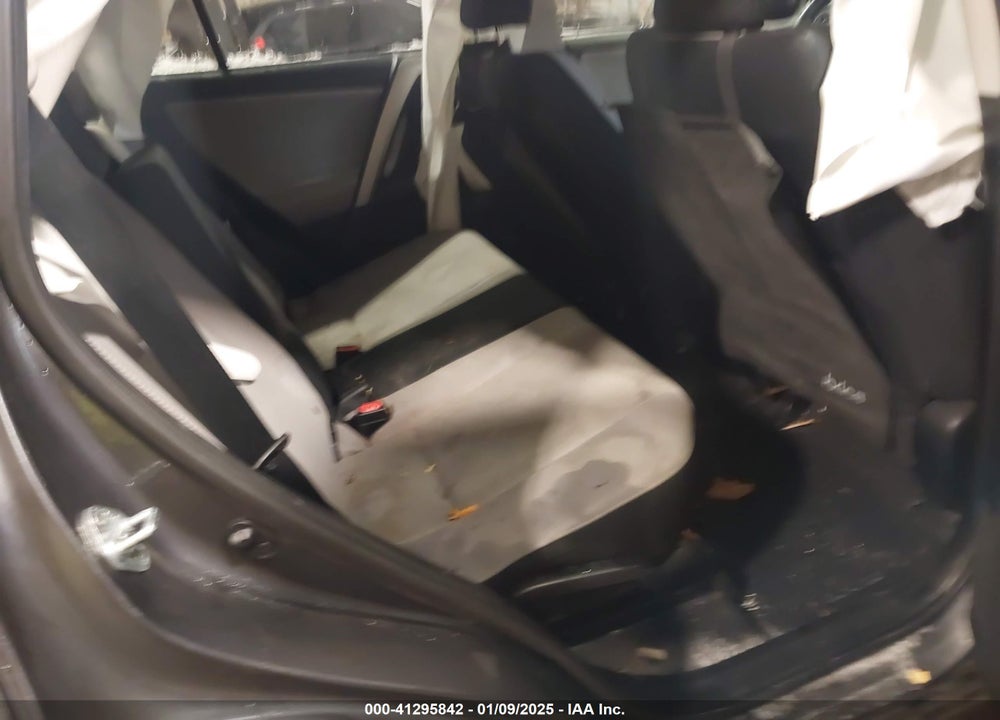 2018 TOYOTA RAV4 XLE VIN: 2T3RFREVXJW705500