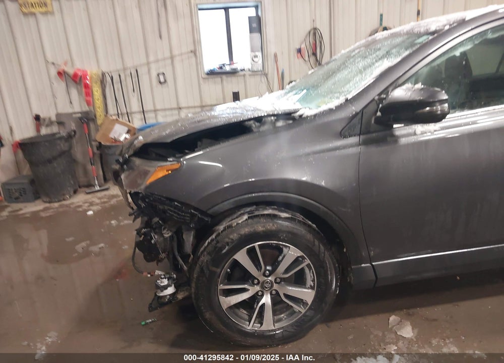 2018 TOYOTA RAV4 XLE VIN: 2T3RFREVXJW705500