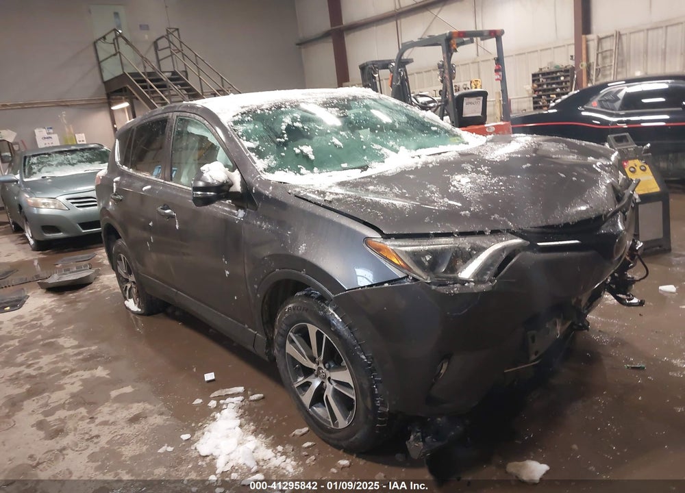 2018 TOYOTA RAV4 XLE VIN: 2T3RFREVXJW705500